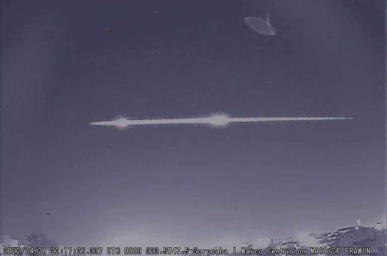 O registro da dupla explosão do meteoro aconteceu às 19h17 e durou cerca de seis segundos