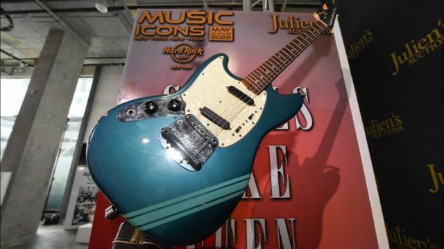 A icônica guitarra azul com a qual Kurt Cobain arrasou no videoclipe "Smells Like Teen Spirit" do Nirvana nos anos 90 deve chegar a 800 mil dólares
