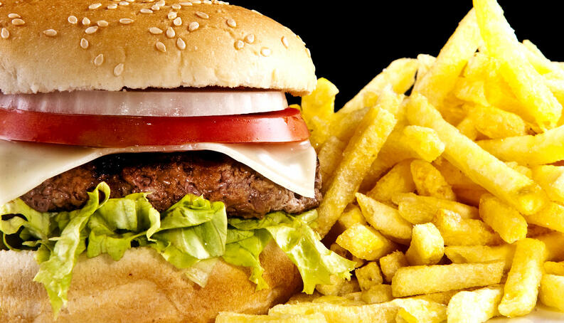 O pedido de um combo de hambúrguer e batatas fritas feito no último dia 28 de março só foi entregue no dia 5 de abril