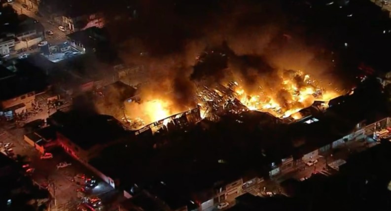 De acordo com o Corpo de Bombeiros de São Paulo, o fogo mobiliza 26 viaturas e 80 homens. Mas não há, até o momento, informações sobre vítimas.