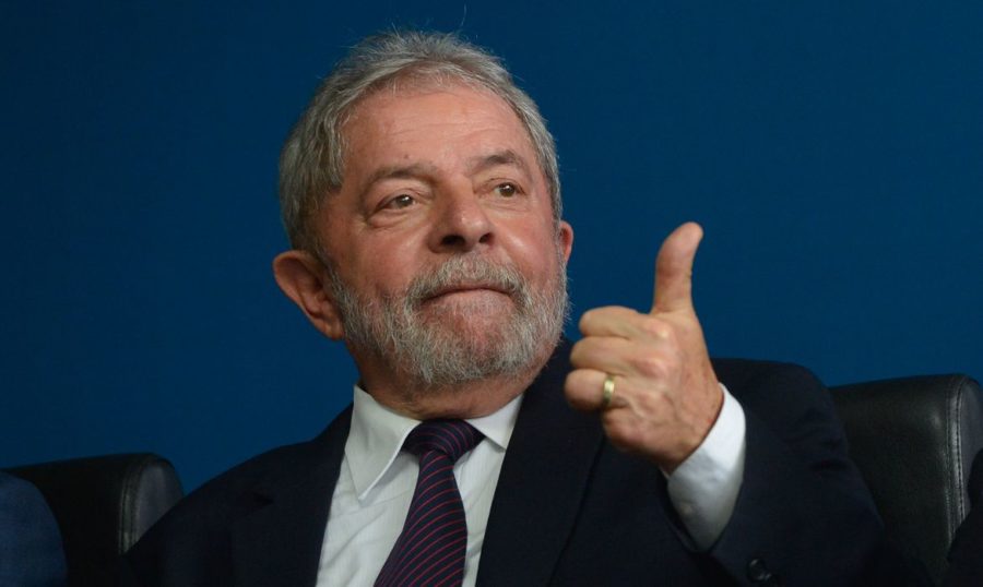 Ex-presidente Lula lidera as pesquisas de intenção de voto à Presidência