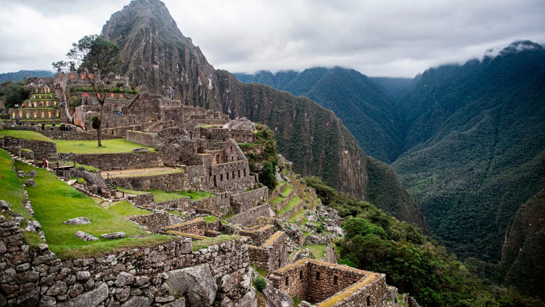 Quando os espanhóis conquistaram os incas, Huayna Picchu foi abandonado até que o explorador americano Hiram Bingham o redescobriu em 1911.