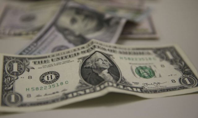 Dólar cai para R$ 4,94 com melhoria no mercado internacional