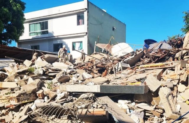 Um prédio de três andares desabou na manhã desta quinta-feira (21) no bairro Cristóvão Colombo, em Vila Velha, Espírito Santo