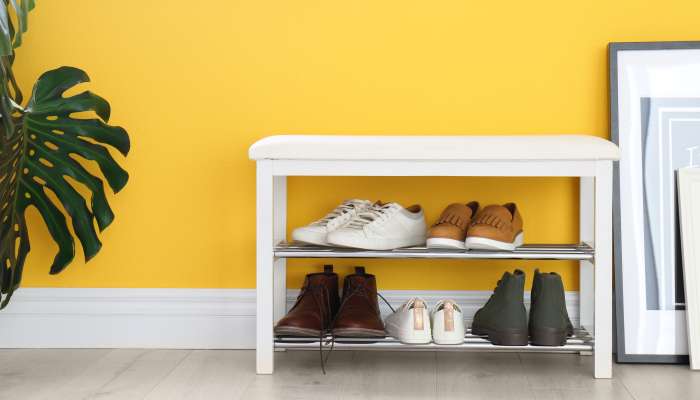 Você provavelmente limpa seus sapatos se pisar em algo enlameado ou nojento. Mas quando você chega em casa, você sempre tira os sapatos na porta?