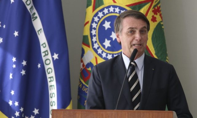 Bolsonaro ironiza ao responder a apoiador sobre sigilos