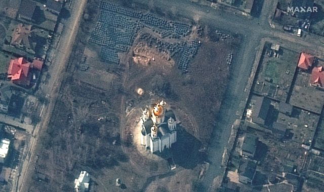 Imagem de satélite na cidade de Bucha, na Ucrânia. Local ao lado de igreja se assemelha a valas comuns