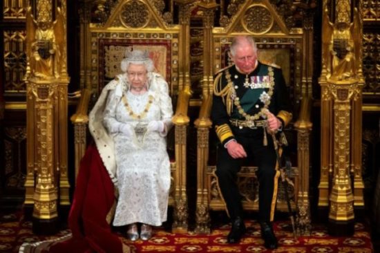 (Arquivo) A rainha Elizabeth II e o príncipe Charles durante o discurso do trono em em 14 de outubro de 2019 na sede do Parlamento em Londres