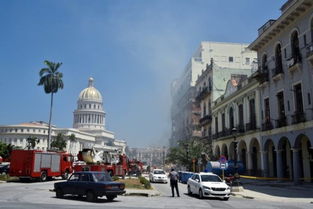 Resgatistas trabalham após explosão no hotel Hotel Saratoga, em Havana, em 6 de maio de 2022
