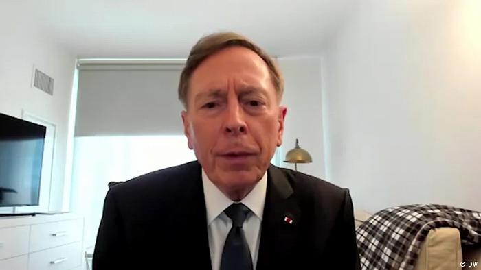 O general aposentado do Exército dos EUA, David Petraeus, avalia que as forças russas foram malsucedidas