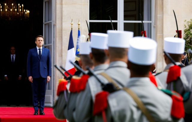 O presidente Emmanuel Macron revista tropas antes de cerimônia de posse no Palácio do Eliseu