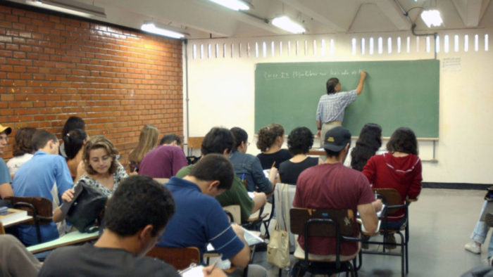 As universidade públicas não cobram mensalidade no Brasil