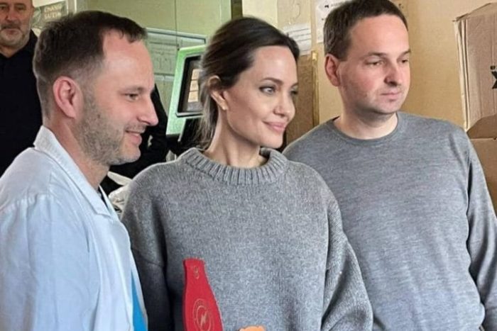 Angelina Jolie tirou fotos e conversou com os ucranianos em Lviv