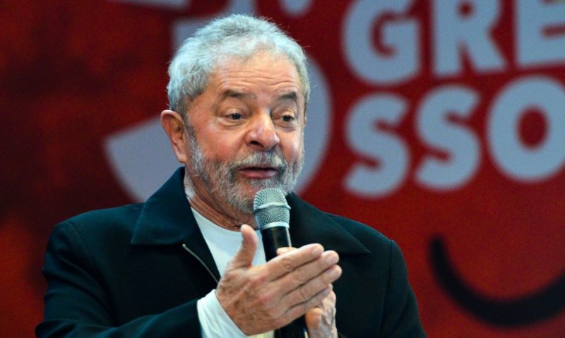 O ex-presidente Lula é líder em todas as pesquisas, seguido por Bolsonaro