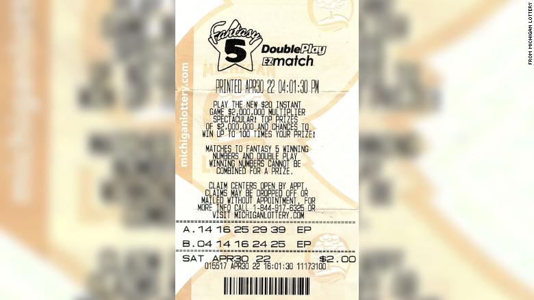 Um homem teve uma surpresa bem-vinda quando descobriu um bilhete de loteria esquecido em sua carteira no valor de aproximadamente R$ 1.242.000,00.