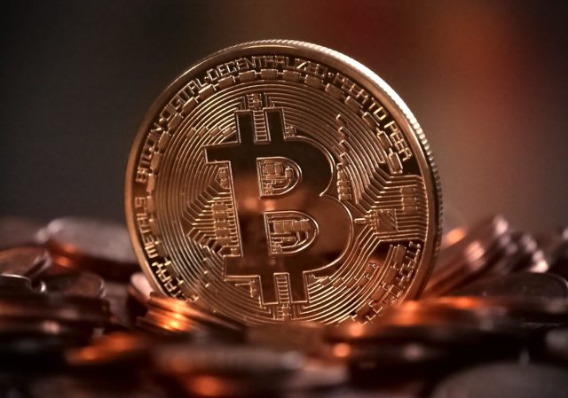 O bitcoin, que é a principal criptomoeda do mundo, de acordo com o valor de mercado, viu sua cotação cair a 29.764 dólares nesta terça-feira, menor nível desde julho de 2021.