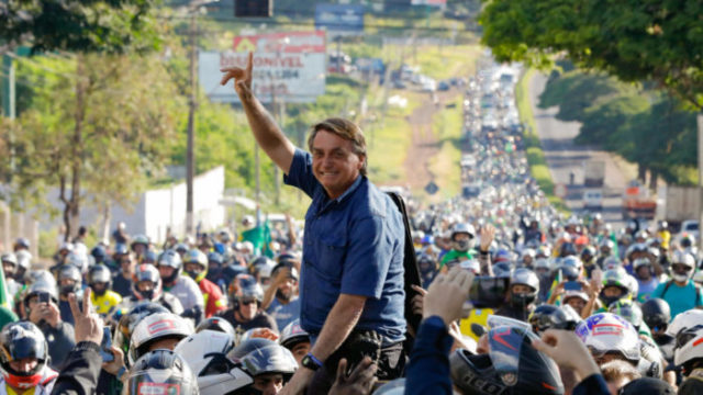 Em campanha, Bolsonaro coleciona derrotas econômicas e faz política com seus apoiadores
