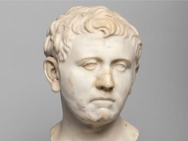Um especialista disse que o busto de Germânico é filho adotivo do imperador romano Tibério e pai do imperador romano Calígula, datado do século I d.C.