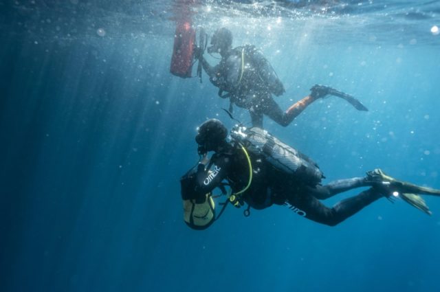 Os arqueólogos mergulhadores ajustam suas máscaras e partem de barco para uma enseada em Marselha, no Mediterrâneo. A uma profundidade de 37 metros, chegarão à entrada da gruta Cosquer, um "Lascaux submarino" com desenhos rupestres únicos no mundo e ameaçado de desaparecimento.