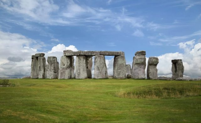 A vila remonta a cerca de 2500 aC, quando grande parte do imponente monumento no sudoeste da Inglaterra foi construído.