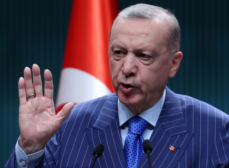 O presidente turco, Recep Tayyip Erdogan, acusou Finlândia e Suécia de abrigar "organizações terroristas" otan finlândia