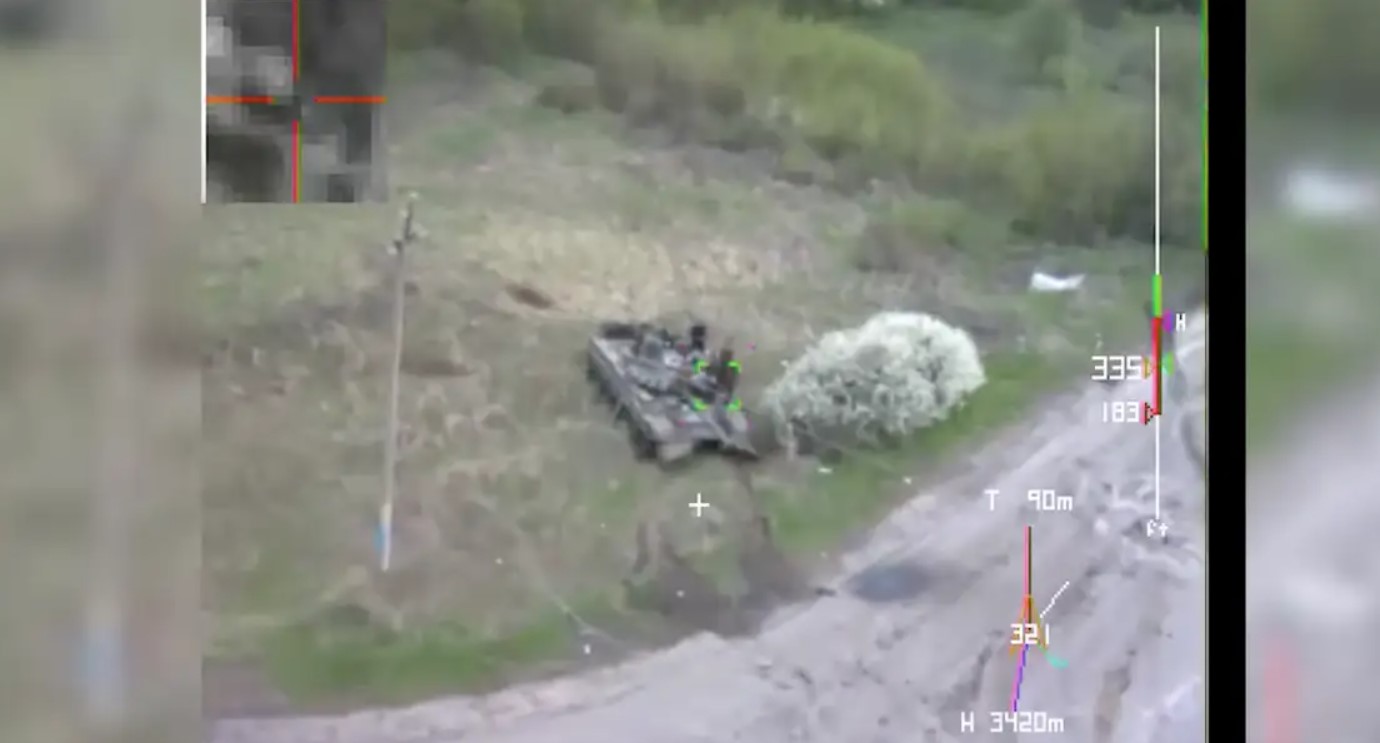 Os militares ucranianos divulgaram pela primeira vez imagens de forças especiais usando drones kamikaze de fabricação estrangeira visando posições russas.