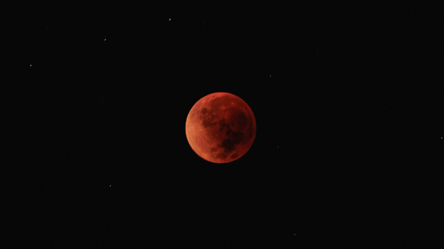 Eclipse lunar promoveu show de belas imagens durante a madrugada