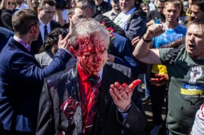 Embaixador russo na Polônia, Sergey Andreev, após ser coberto com tinta vermelha durante um protesto em Varsóvia, na Polônia, em 9 de maio de 2022
