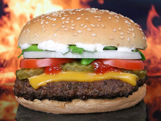 Enquanto os americanos não conseguem se lembrar de um tempo sem eles, os hambúrgueres só começaram a se tornar populares nos EUA há cerca de um século.