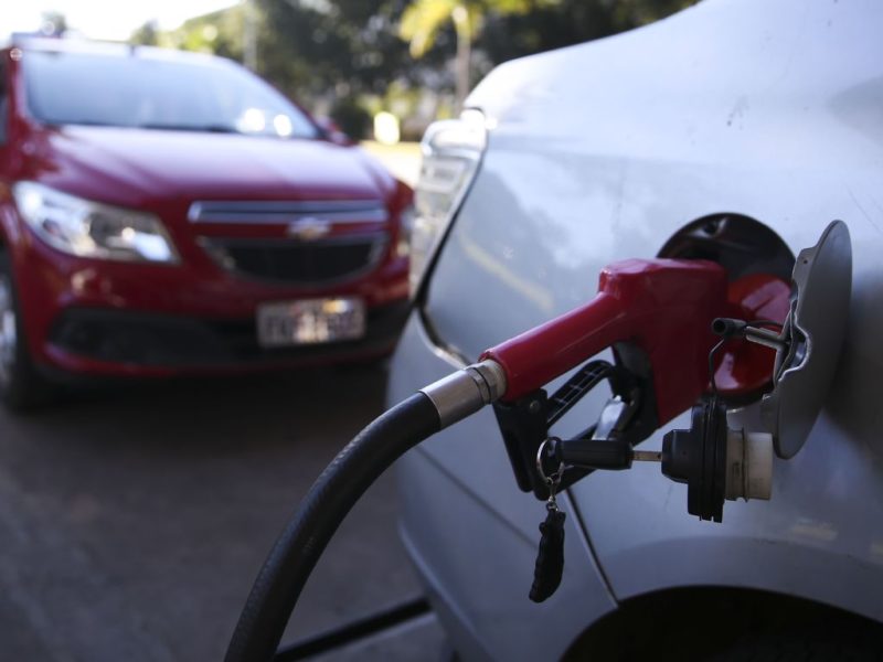 O litro da gasolina está custando R$ 7,25 e o diesel R$ 6,91