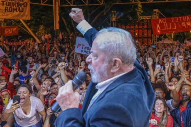 Ex-presidente Lula lidera as pesquisas de intenção de voto à Presidência da República