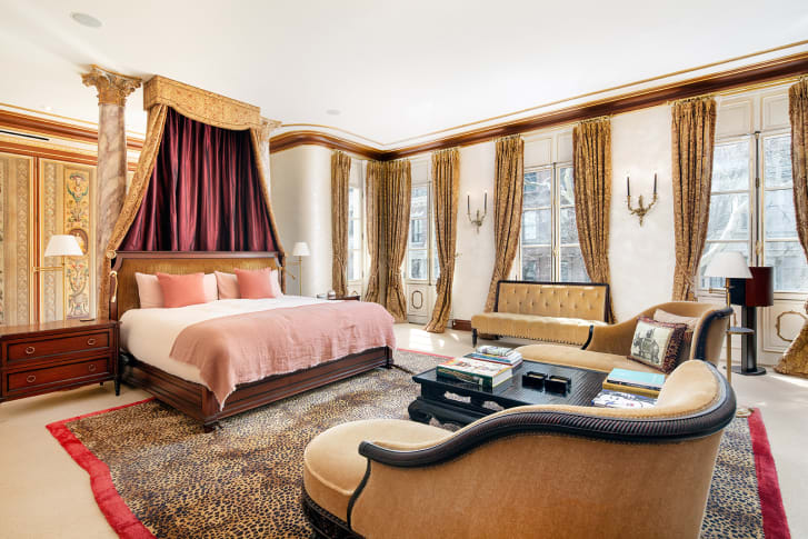 Com 17 quartos luxuosamente decorados, distribuídos por seis andares, a propriedade tem vista para a Quinta Avenida e faz fronteira com o Central Park.