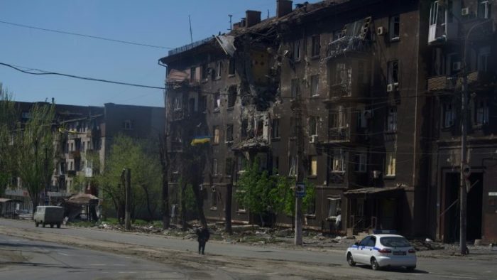 Ucranianos tentam sair do cerco russo na cidade de Mariupol