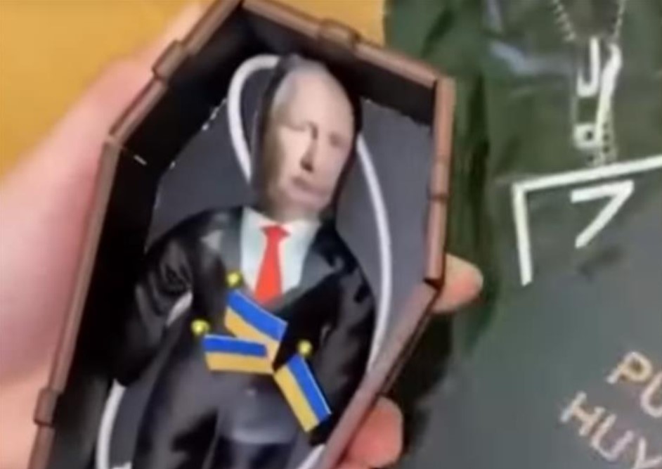 O "Stab Putin", assim se chama, vem dentro de um caixão com a frase "morte aos inimigos", e traz consigo bandeiras da Ucrânia e alfinetes.