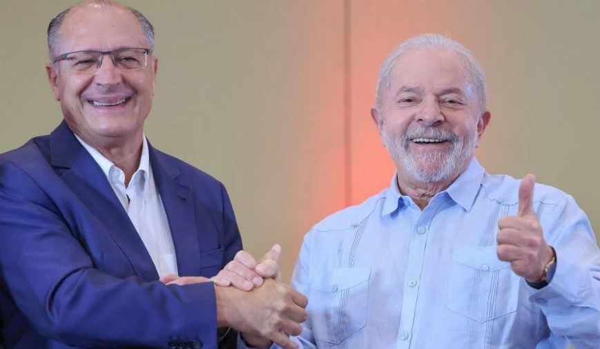 Lula posa com Geraldo Alckmin após este ser indicado pelo PSB a vice de Lula (PT)