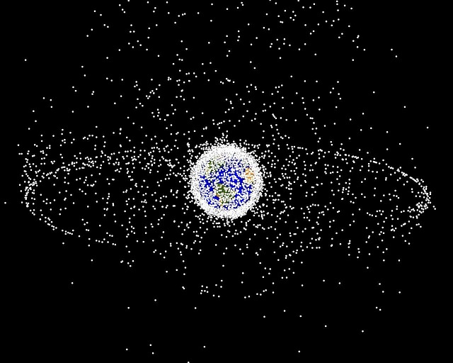A Agência Espacial Européia estima que cerca de 36.500 pedaços de detritos com pelo menos 10 cm de largura estão atualmente girando ao redor da Terra