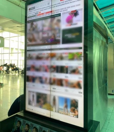 Totens no aeroporto Santos Dumont são hackeados e mostram sites pornô
