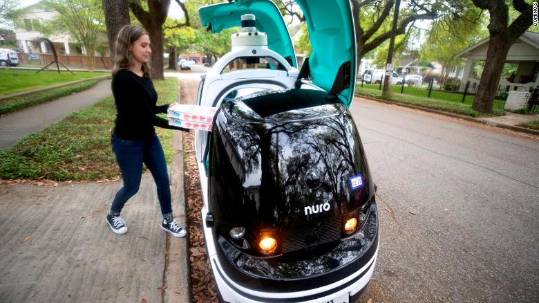 A partir de segunda-feira, os clientes do Uber Eats terão a opção de entregar suas refeições por um dos robôs, em vez de uma entrega humana tradicional.
