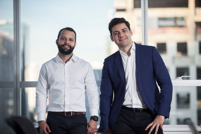 Os executivos Guilherme Aguiar (diretor de Relações com o Mercado e de M&A) e Heverton Peixoto, CEO da Wiz: parcerias estratégicas marcam a nova face da companhia, referência em bancassurance no mercado