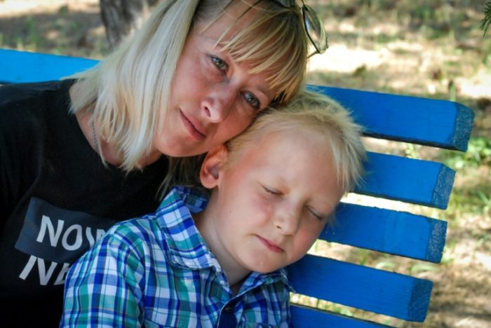 Yegor Kravtsov, de oito anos, passou várias semanas em um porão com a família - AFP