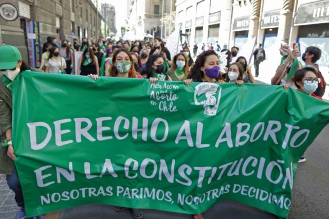 Em lado oposto dos EUA, Chile inclui direito ao aborto em proposta da nova Constituição