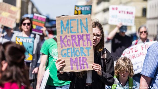 Alemanha derruba lei da era nazista que dificulta aborto