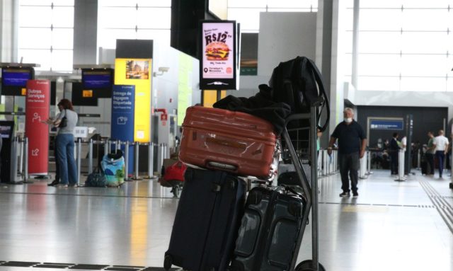 Bolsonaro veta retomada do despacho gratuito de bagagens em voos