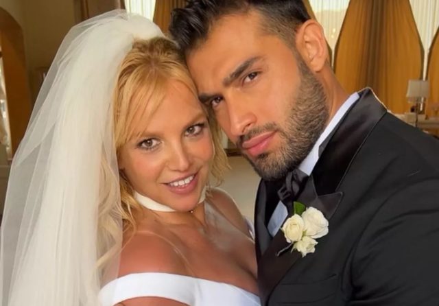 Britney usou um vestido Versace personalizado para se casar com Sam Asghari em uma cerimônia íntima nos arredores de Los Angeles na quinta-feira