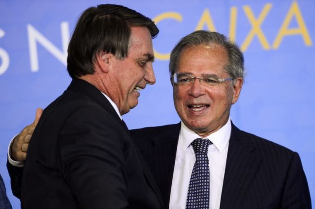 Bolsonaro cita pressões para demitir Guedes