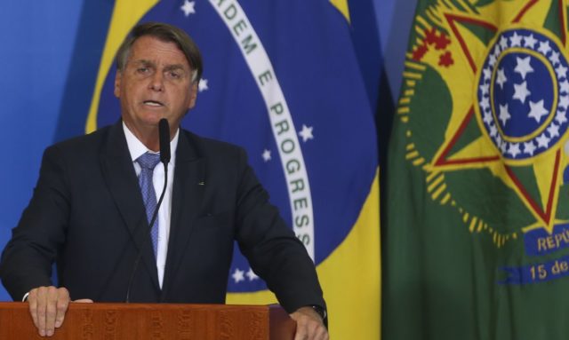 O presidente criticou os ministros Edson Fachin e Luiz Roberto Barroso e atacou o sistema eleitoral brasileiro