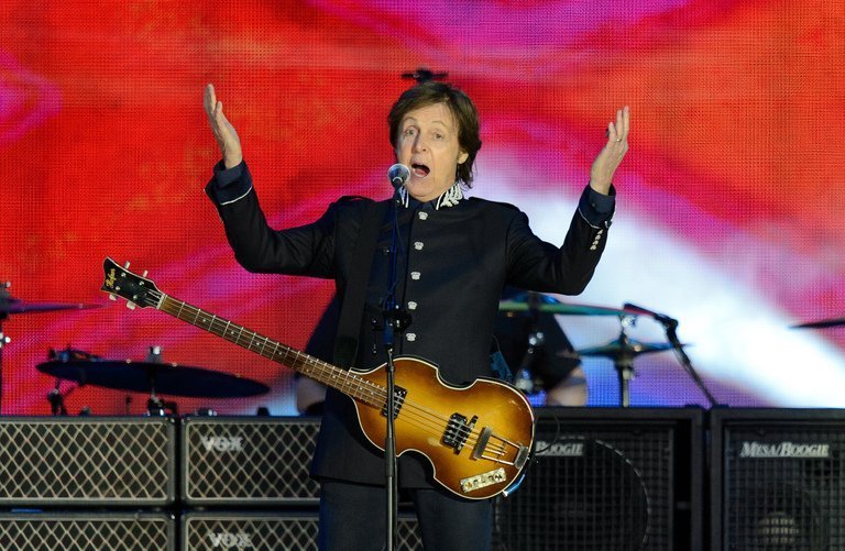 A tecnologia foi utilizada para "extrair" a voz de John Lennon de uma antiga demo, permitindo que McCartney completasse a canção.