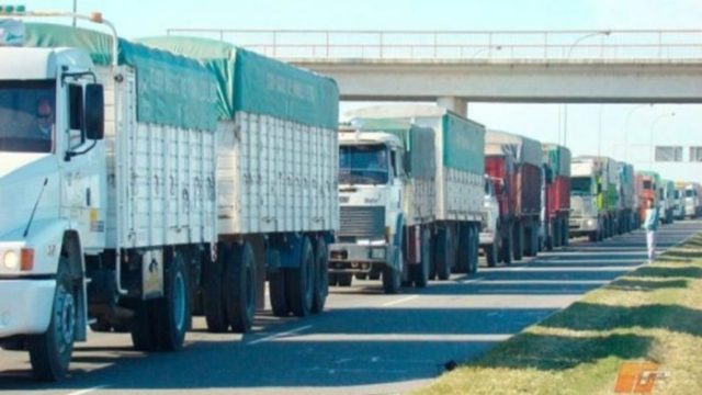 Por falta de diesel, transportadores de carga paralisam rodovias na Argentina