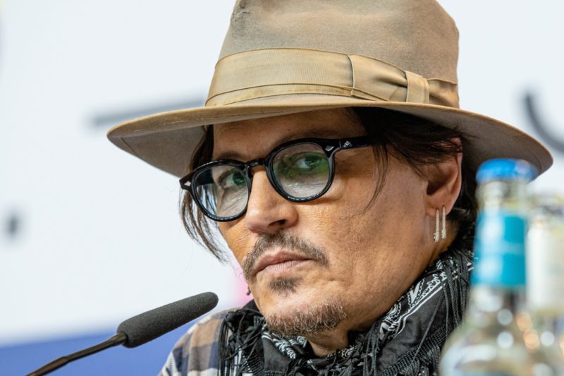 Johnny Depp pintou quadro que retrata a loucura do julgamento contra Amber  Heard. Saiba quanto vale - Celebridades - MAGG