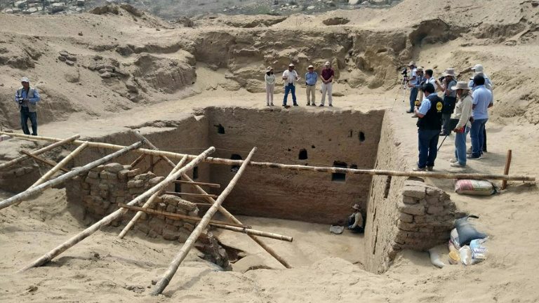 O líder do grupo de arqueólogos, Julio Abanto, disse à Reuters que a tumba de 500 anos contém “vários pacotes funerários” bem embrulhados em tecidos.